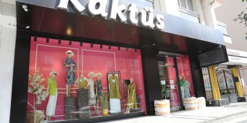 How to Buy and Sell Wholesale Clothing Products?